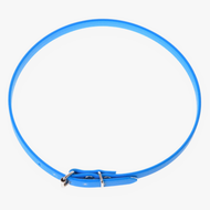 Hobby Horse cordéo blauw van LarDen, een smalle felblauwe riem met een kleine metalen gesp op een witte achtergrond