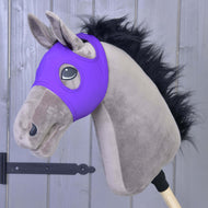 Paardenmasker zonder oren Indigo van LarDen in fel paars op een grijsbruine Hobby Horse met ruige zwarte manen