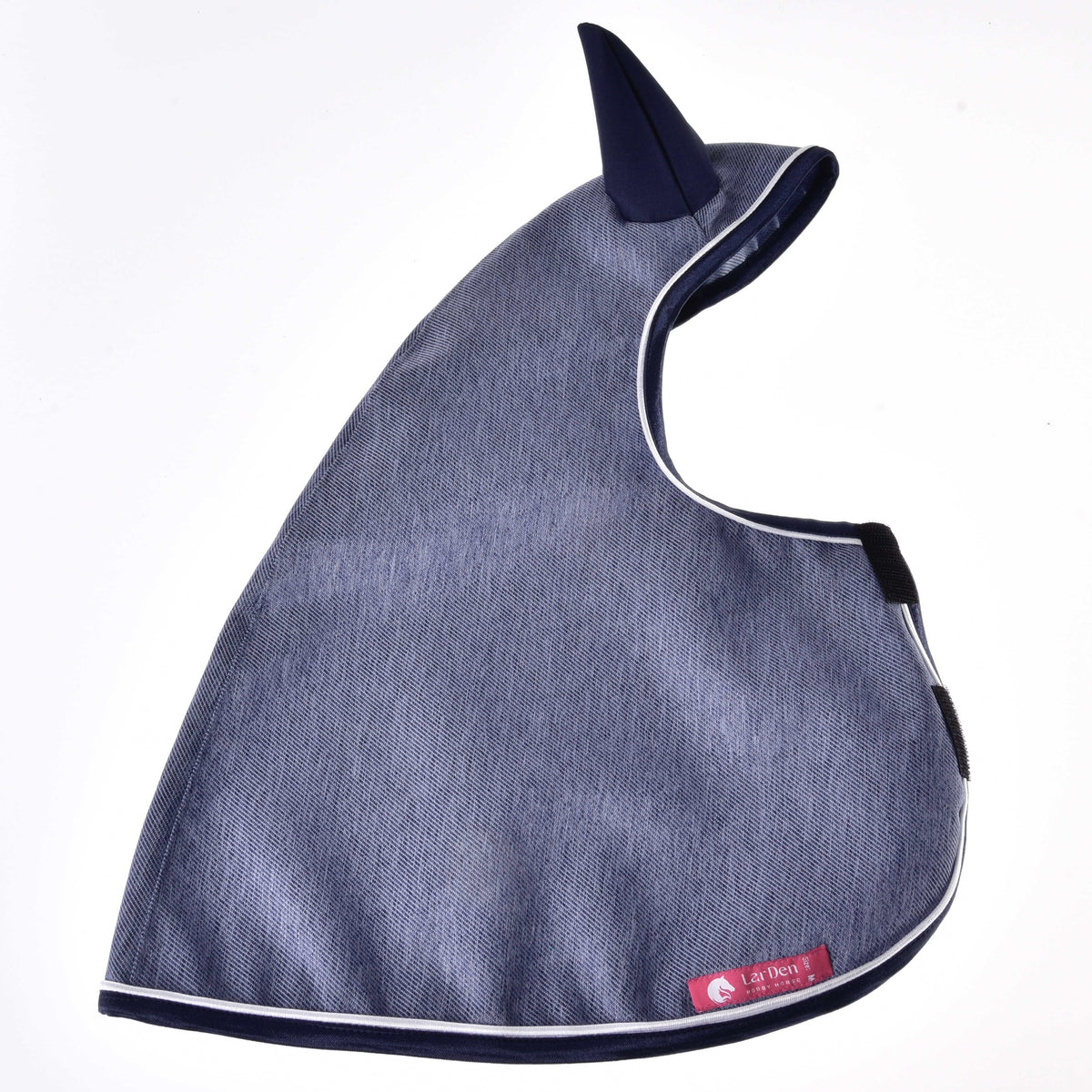 Imperméable Jeans à plat, avec capuche effet denim, oreille marine, passepoil blanc, fermeture de poitrail et étiquette LarDen rose