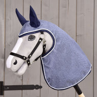 Hobby Horse gris clair avec licol noir portant l’imperméable Jeans, tissu bleu denim, oreilles bleu marine et passepoil blanc
