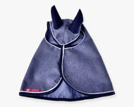 Imperméable Jeans pour Hobby Horse de LarDen vu de dessus, tissu bleu effet denim, oreilles et bordure marine, passepoil blanc