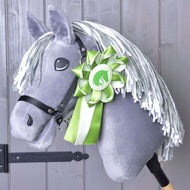 Hobby Horse gris en peluche à crinière en fil gris et blanc et licol noir, avec la cocarde verte épinglée à l’encolure