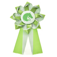 Cocarde Hobby Horse verte par LarDen en satin vert citron et blanc, avec badge tête de cheval et rubans dentelés