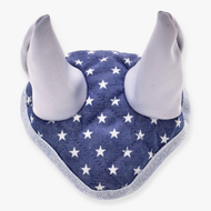 Bonnet d’oreilles Star de LarDen pour Hobby Horse, matelassé bleu jean à étoiles blanches, oreilles gris argent et bord pailleté
