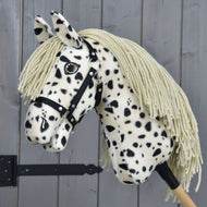 Hobby Horse Lord Valentine avec licol noir de LarDen, tête en peluche crème à taches noires et longue crinière couleur sable en fil