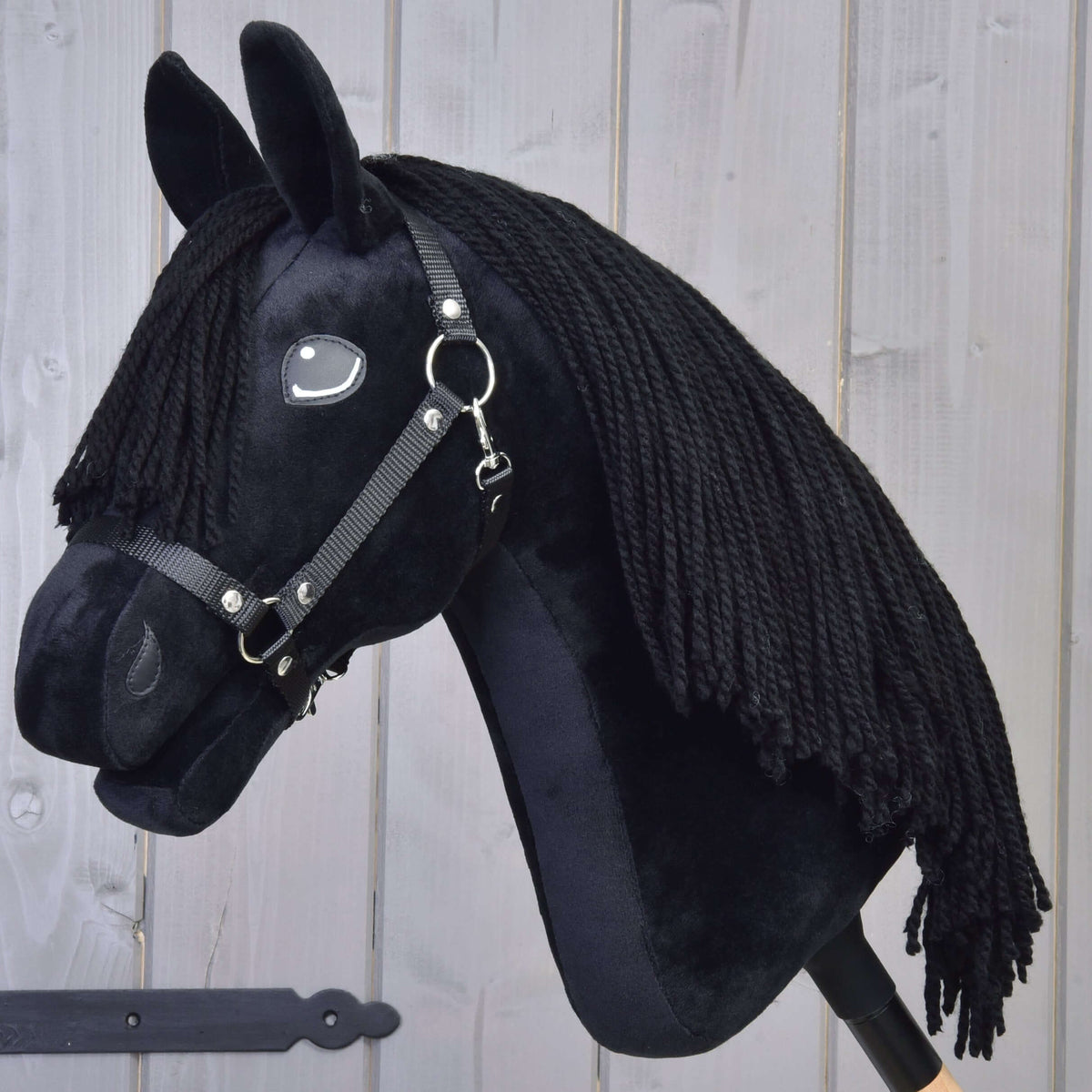 Hobby Horse Mahal met zwart halster van LarDen, zwart pluche hoofd met lange zwarte manen van garen, zijaanzicht