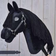 Hobby Horse Mahal avec licol noir de LarDen, tête en peluche noire à longue crinière en fil noir, vue de profil