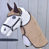 Hobby Horse gris avec licol noir portant la couverture et le bonnet d’oreilles en velours côtelé brun clair bordés de brun foncé