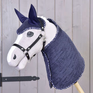 Hobby Horse gris avec licol noir portant la couverture et le bonnet d’oreilles en velours côtelé bleu marine à bordure étoilée
