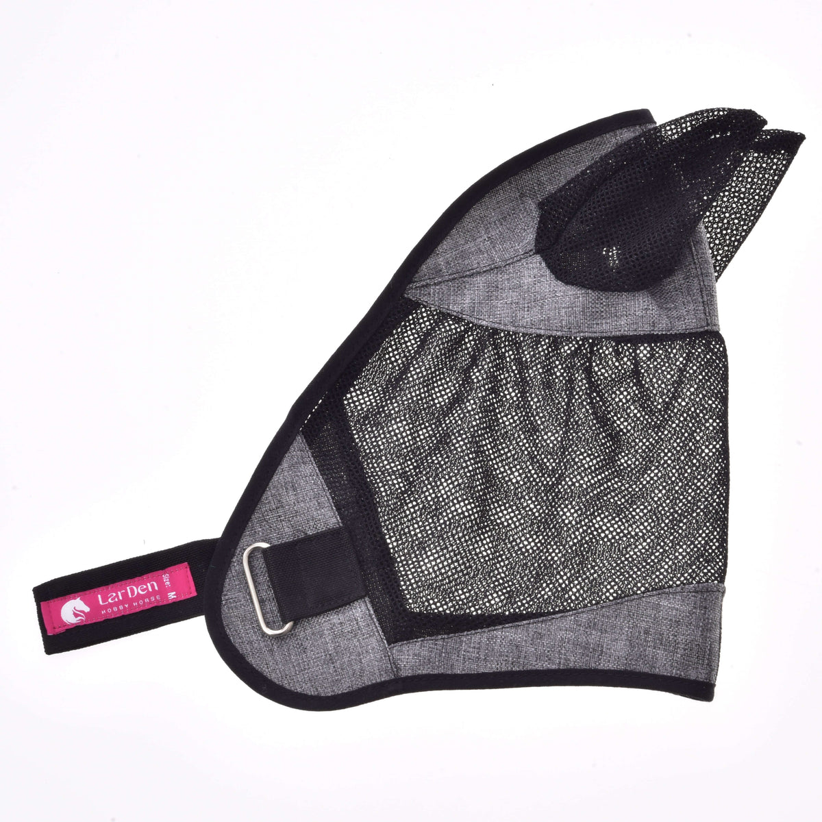 Masque anti-mouches à plat vu de côté : tissu gris chiné, filet noir pour les yeux et les oreilles, étiquette rose LarDen sur la sangle