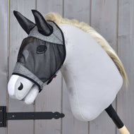 Vliegenmasker De Luxe Light Grey van LarDen voor Hobby Horse met zwart gaas over ogen en oren op een grijs pluche hoofd