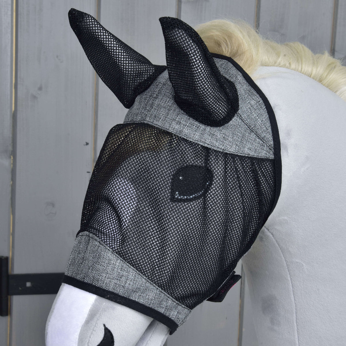 Gros plan sur le masque anti-mouches De Luxe gris clair porté par un Hobby Horse gris, filet noir sur l’œil et les deux oreilles