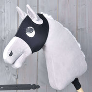 Paardenmasker zonder oren Flamingo van LarDen op een grijze Hobby Horse, effen zwarte stretchstof met openingen voor ogen en oren
