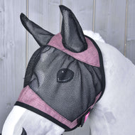 Close-up van het vliegenmasker op een grijze Hobby Horse van opzij, zwart gaas over het oog en roze banden met zwarte bies