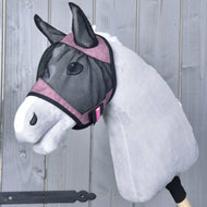 Vliegenmasker De Luxe Roze van LarDen voor Hobby Horse op een grijs hoofd, zwart gaas met oudroze banden en gazen oren