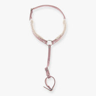 Sangle de poitrail avec fourrure Mulberry de LarDen pour Hobby Horse en similicuir vieux rose, fourrure crème et boucles argentées