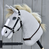 Hobby Horse gris clair à crinière crème avec licol noir et cordéo Chocolate porté bas autour de l’encolure