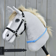 Lichtgrijze Hobby Horse met crème manen, zwart halster en de Cordeo Sky, een blauw geknoopt touw laag om de hals