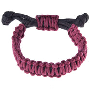 Hobby Horse armband Maroon van LarDen: geknoopt bordeauxrood koord aan een zwart verstelbaar bandje met bordeauxrode schuifknoop
