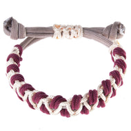 Hobby Horse armband Eleganza van LarDen: gevlochten koord in bordeauxrood en crème met verstelbare taupe schuifknoop