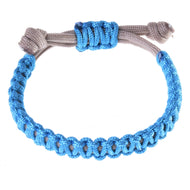 Hobby Horse armband Nature Blue van LarDen: geknoopt hemelsblauw koord aan een beige verstelbaar bandje met blauwe schuifknoop