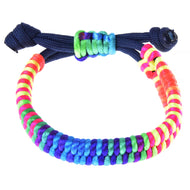 Hobby Horse armband Rosemary van LarDen: gevlochten koord in neon regenboogkleuren aan een marineblauw verstelbaar bandje