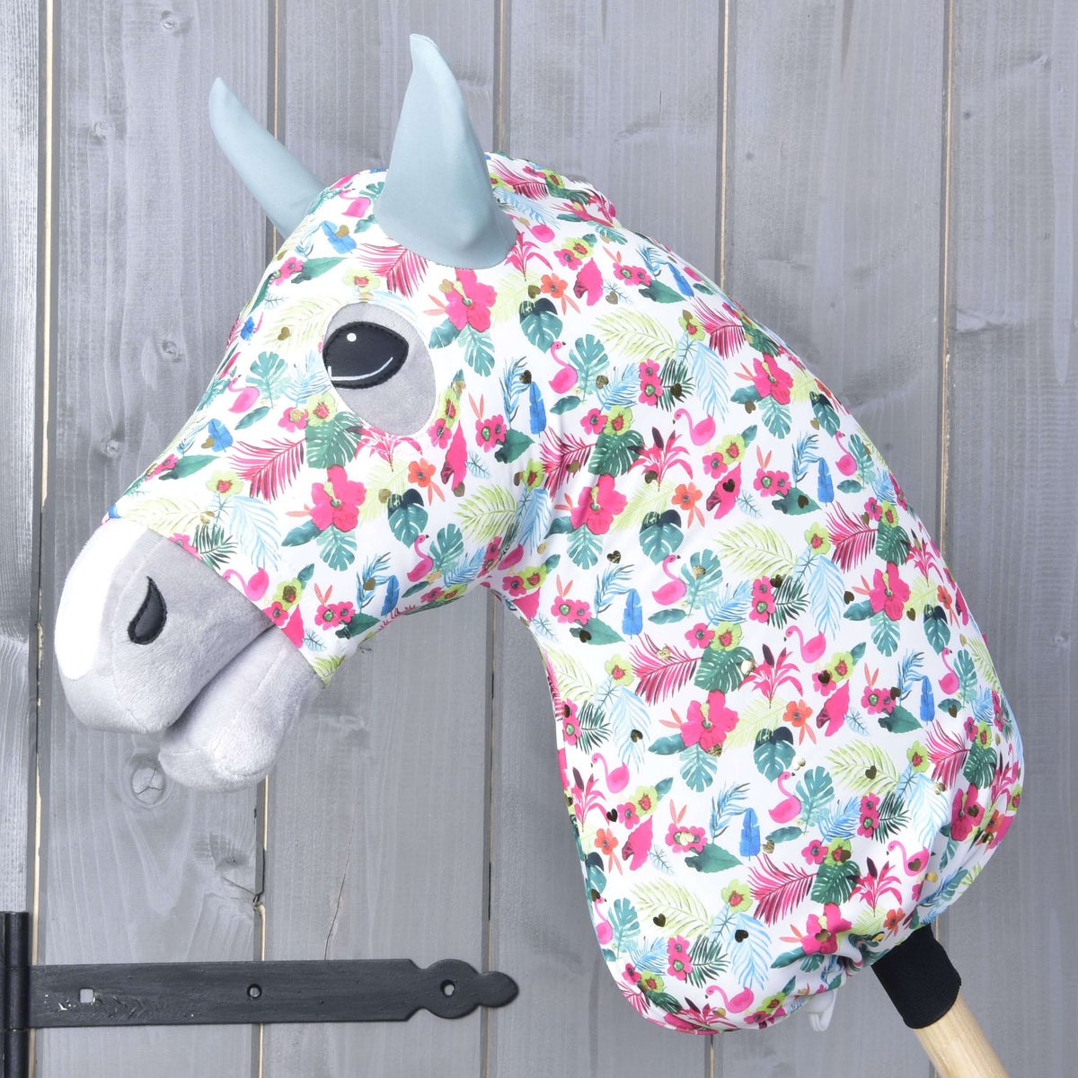 Combinaison de protection Hobby Horse LarDen Star (Lycra) sur une tête grise, imprimé tropical blanc à fleurs roses, oreilles vert sauge