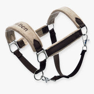 Hobby Horse halster met bont LarDen Brown: beige fleecebekleding, donkerbruine banden, zilveren ringen en een karabijnhaak