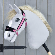 Lichtgrijze Hobby Horse met crème manen met de Halster met bont LarDen Pink, zwarte bonten neusriem en roze riemen