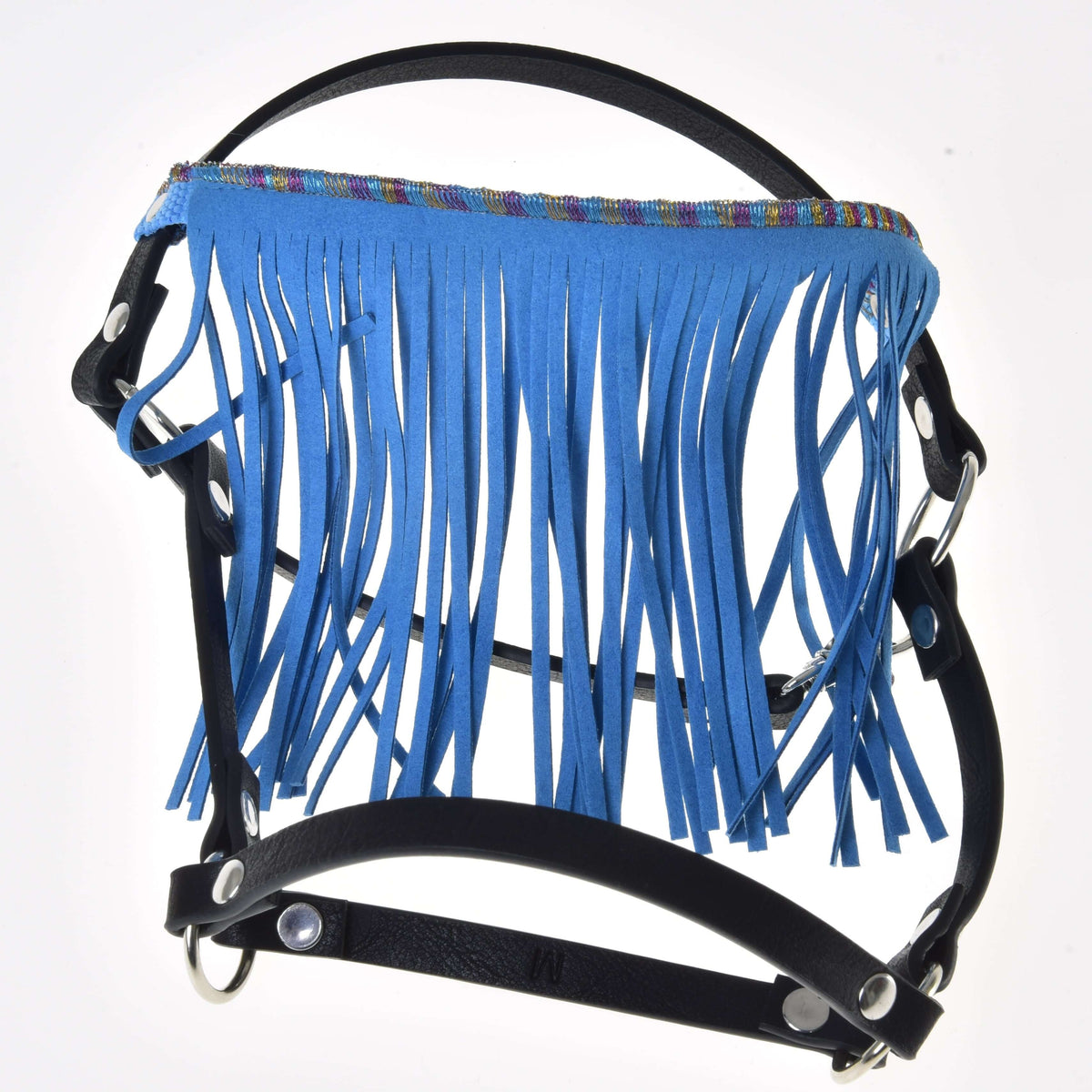 Licol en similicuir noir avec franges bleu vif et galon tissé pailleté, présenté seul avec anneaux argentés