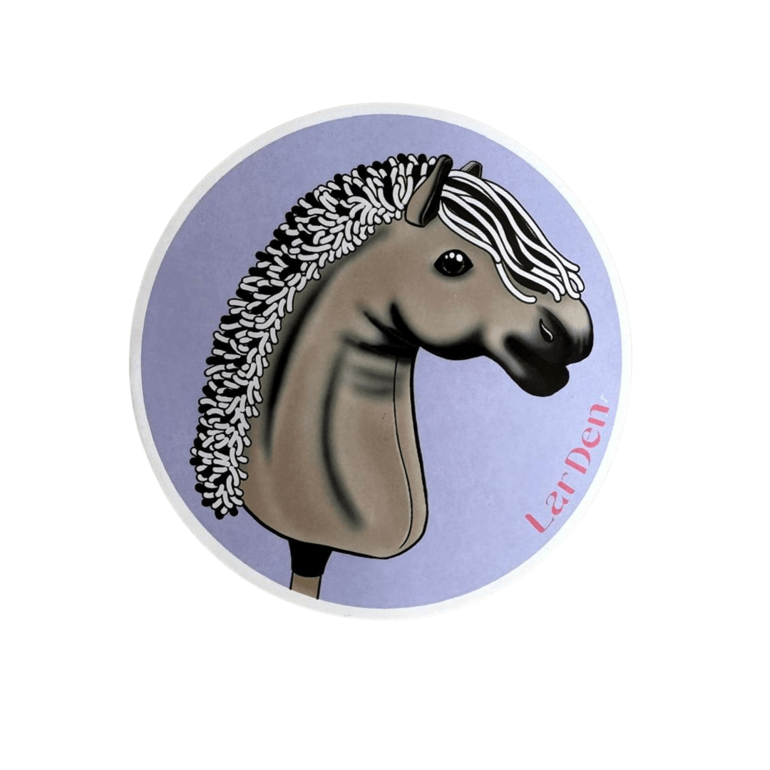 Sticker met een valkkleurige Hobby Horse met krullende zwart-witte manen en donkere neus op een lavendelkleurige cirkel