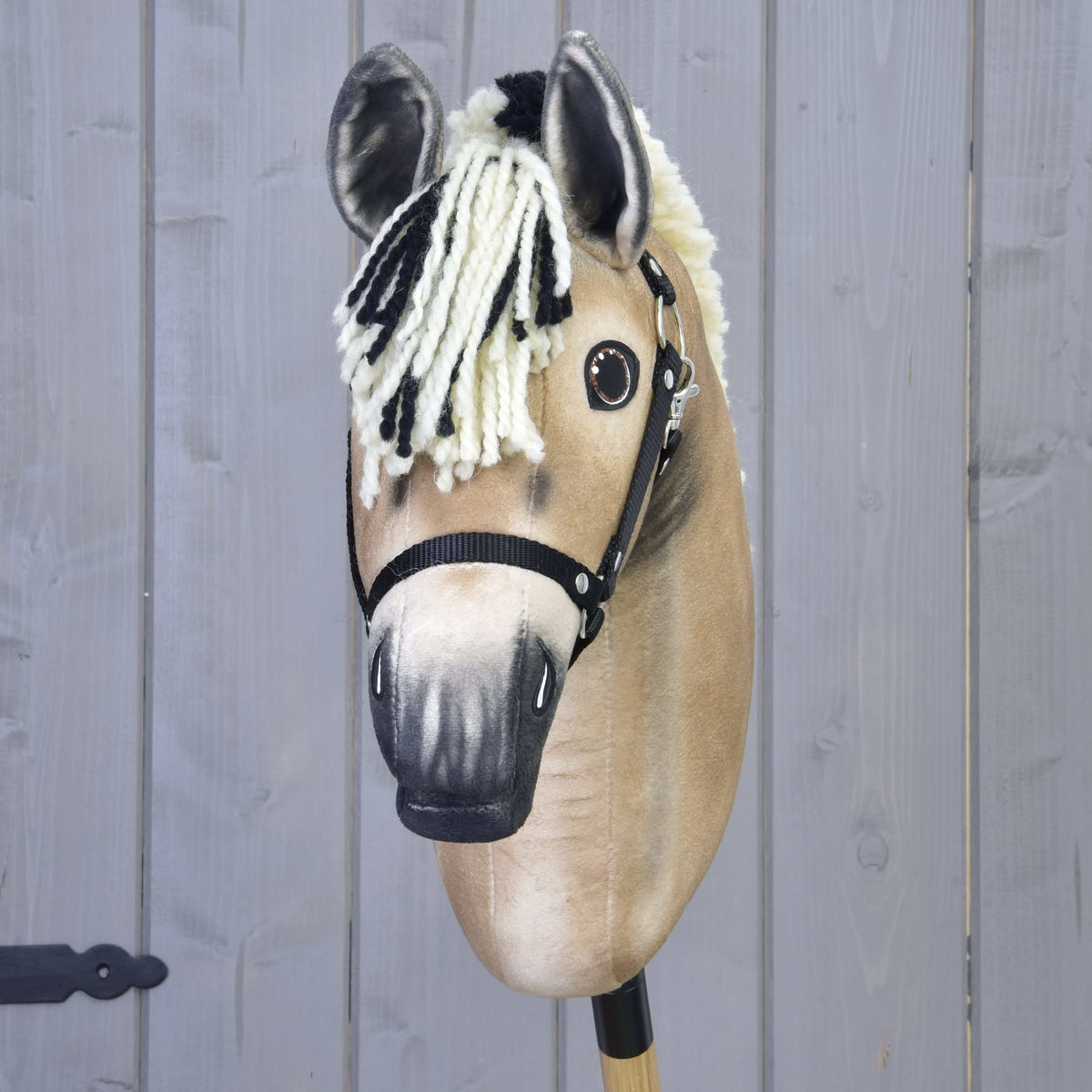 Front view of Hobby Horse Ozzy with a cream and black yarn forelock, dark grey muzzle and black halter