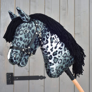 Hobby Horse Picasso avec licol noir de LarDen, peluche grise à taches de léopard, liste blanche et longue crinière en fil noir