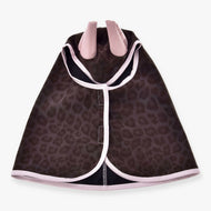 Hobby Horse regenjas Milly van LarDen van bovenaf, chocoladebruine luipaardprint met oudroze oren en lichtroze bies