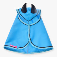 Imperméable Bleu Ciel pour Hobby Horse de LarDen vu de dessus, bleu ciel vif avec oreilles noires et bordure pailletée bleu clair