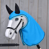 Hobby Horse gris clair avec licol noir portant l’imperméable Sky Blue à capuche, oreilles noires et bordure bleue pailletée
