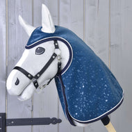 Lichtgrijze Hobby Horse met zwart halster in de Regenjas Derby met kap en oren, donkerblauw met waterdruppelprint