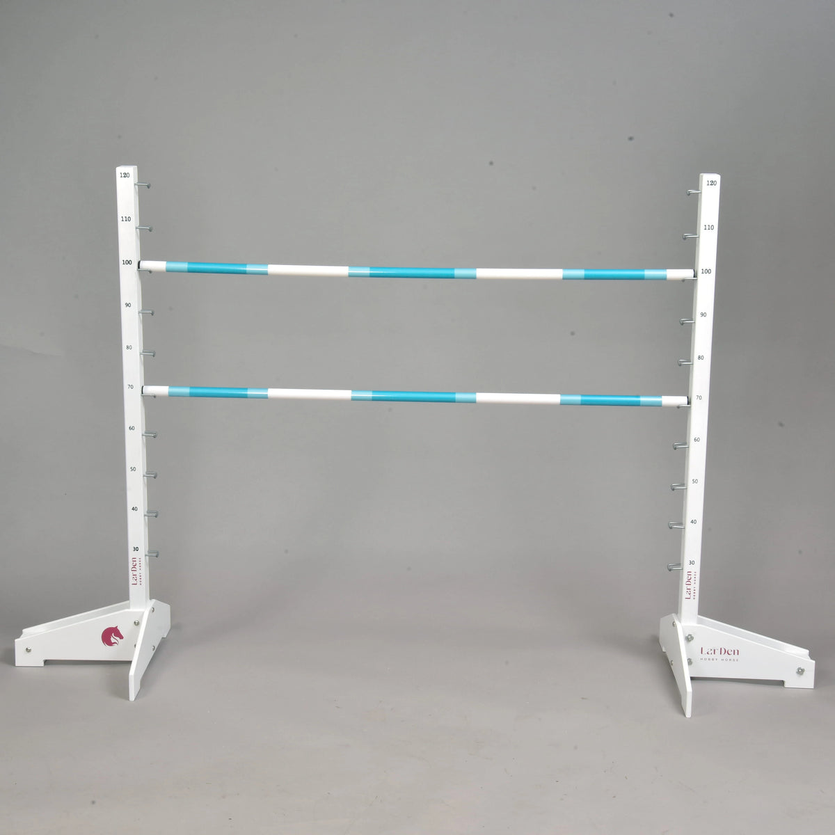 LarDen sprong voor Hobby Horse met twee turquoise-witte balken op witte houten standaards met hoogteschaal tot 120 cm
