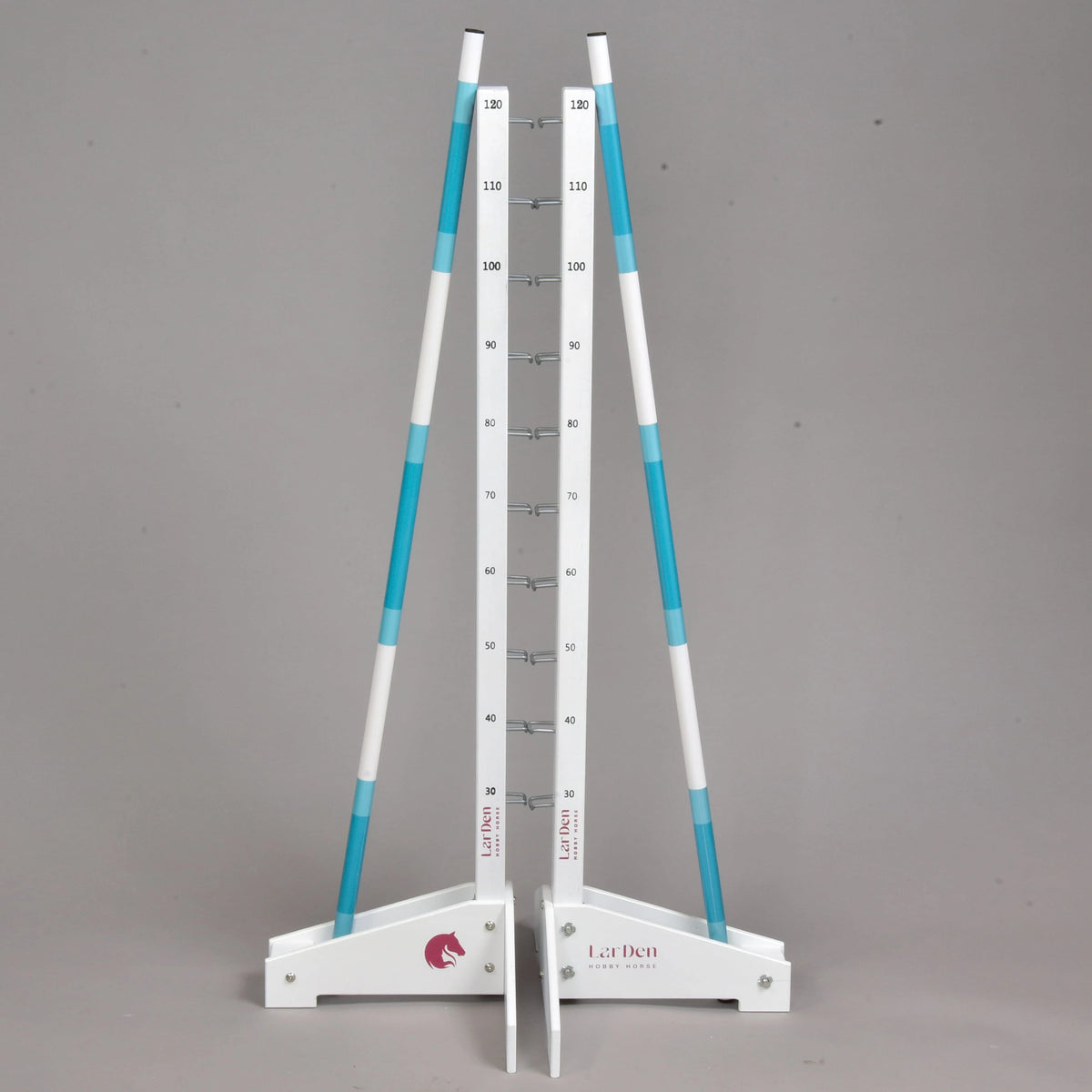 Beide witte standaards naast elkaar met de twee turquoise-witte balken ertegenaan en het LarDen-logo op de voeten