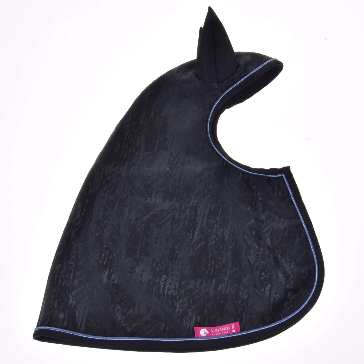 Imperméable Silver Stone pour Hobby Horse à plat, tissu noir marbré, oreille noire, passepoil bleu et étiquette LarDen rose