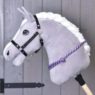 Hobby Horse gris avec licol noir et le cordéo en corde rayée violet et blanc autour de l'encolure