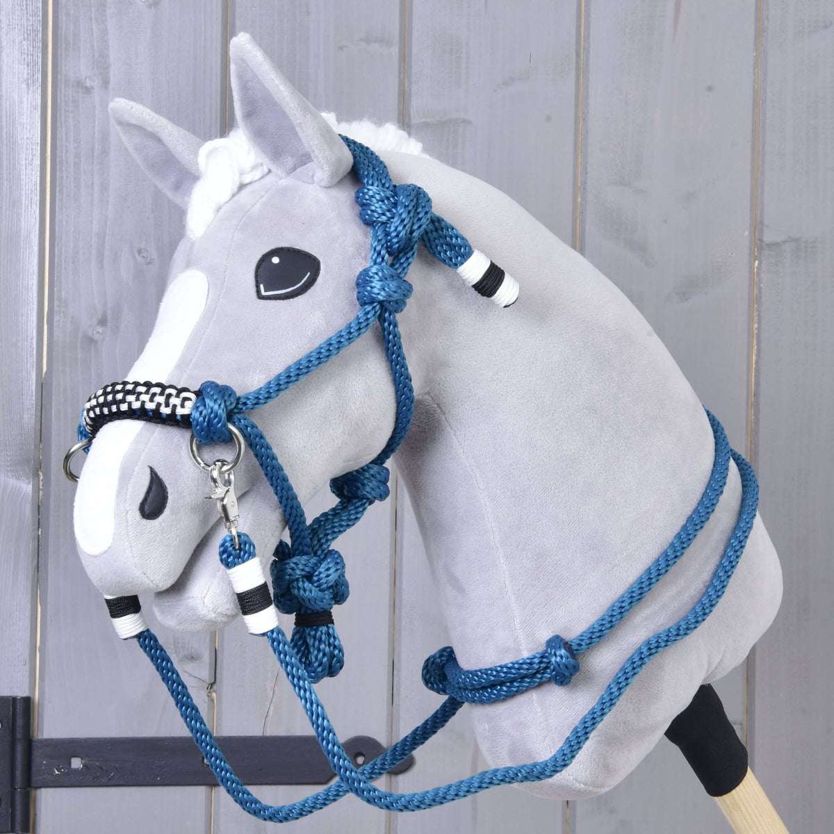 Hobby Horse gris clair avec l’ensemble de corde Chess, licol en corde bleu à muserolle noire et blanche et rênes en corde