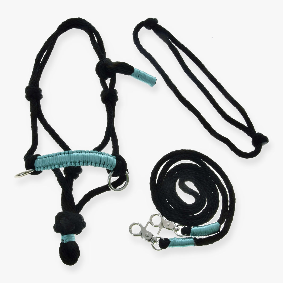 Ensemble de cordes Turquoise de LarDen pour Hobby Horse : licol en corde noir à muserolle enroulée de turquoise, cordéo et rênes noirs sur fond blanc