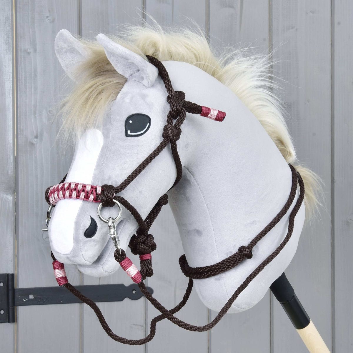 Lichtgrijze Hobby Horse met de Touwset York: donkerbruine geknoopte touwhalster en teugels met bordeauxrode en roze accenten