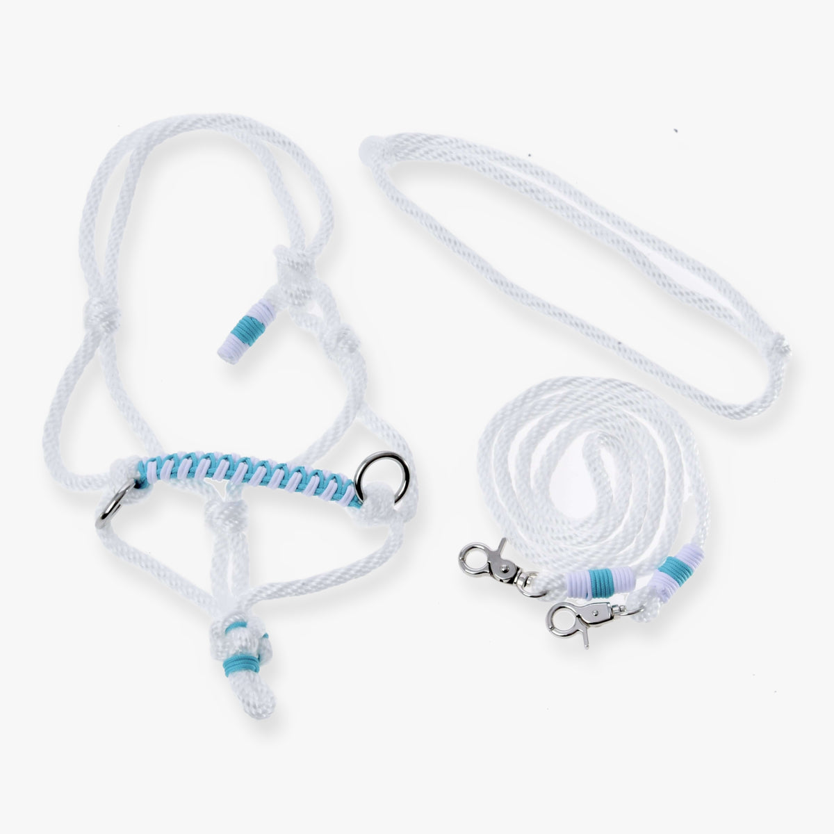 Touwset White Queen van LarDen voor Hobby Horse: witte touwhalster met turquoise gevlochten neusriem, cordéo en teugels op wit