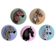 Ensemble d’autocollants 5 de LarDen : cinq autocollants ronds avec des têtes de Hobby Horse dessinées sur fond vert, sable, lilas, rose et bleu