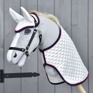 Grijze pluche Hobby Horse met zwarte halster in de witte doorgestikte satijnen deken en het oornetje met marineblauwe en roze rand