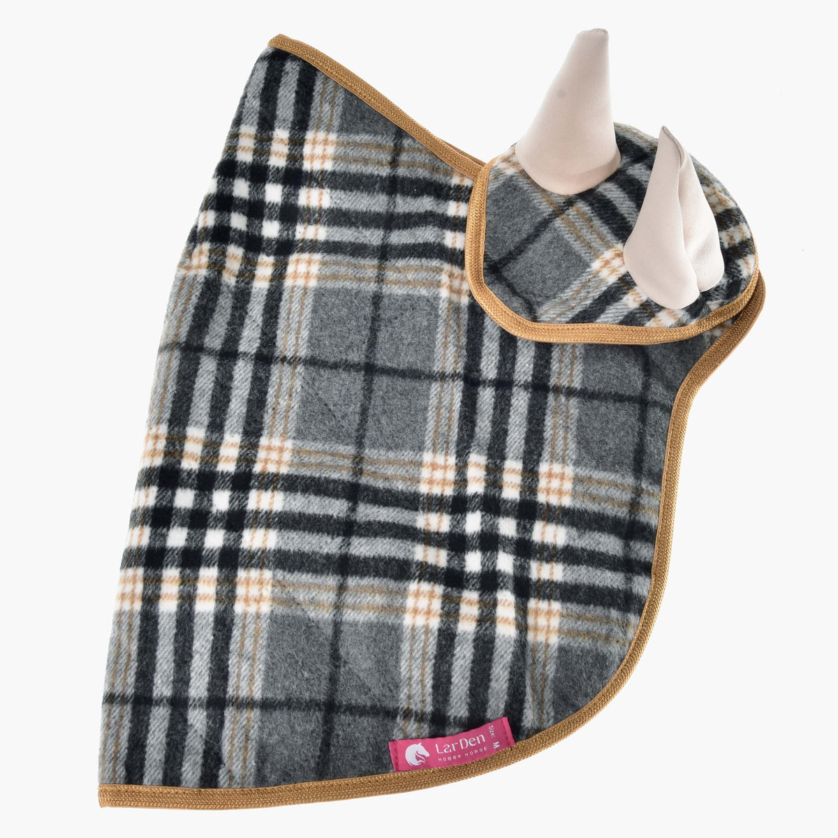 Set England Grey plat neergelegd, grijze geruite deken met camel rand, het oornetje erbovenop en roze LarDen-label