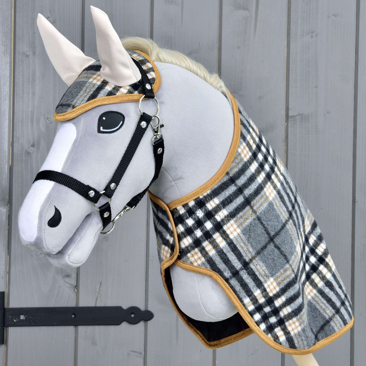 Lichtgrijze Hobby Horse met zwart halster in de Set England Grey: grijze geruite deken en oornetje met crème oren