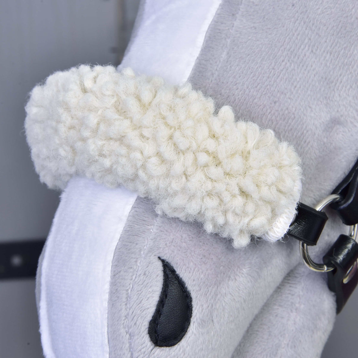 Close-up van het crème krullende fleece op de neusriem van de halster uit Set Harmony Elsa op een Hobby Horse